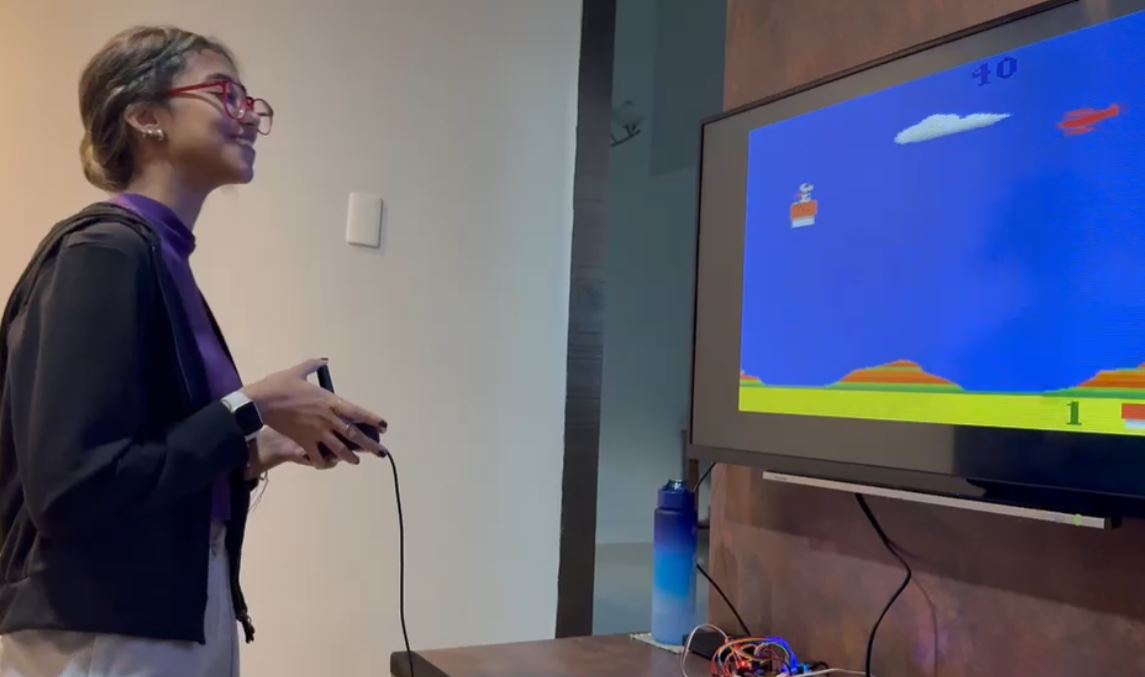 Minha afilhada, Raica, conhecendo os jogos do Atari!